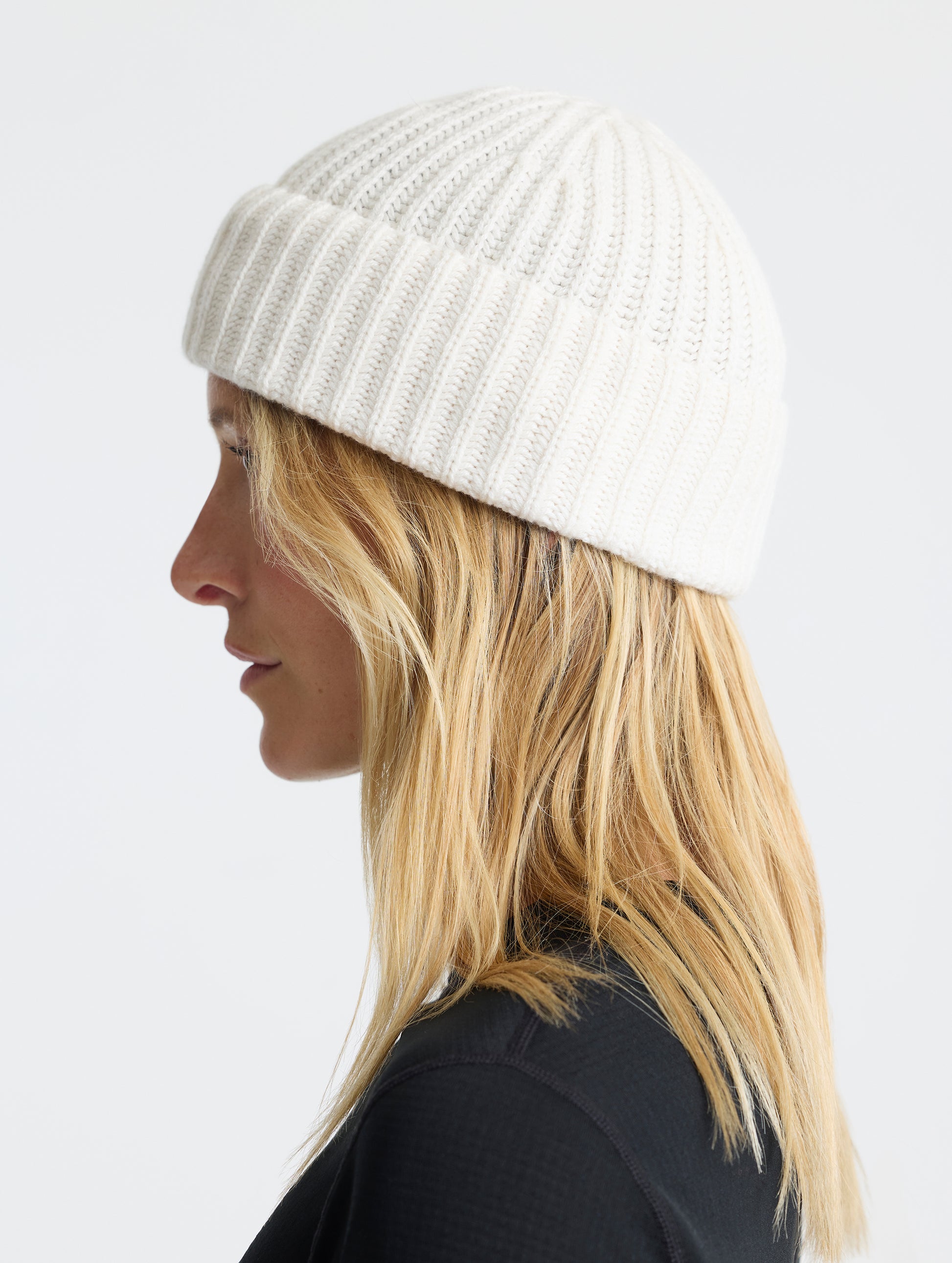 Side profiel view of woman wearing the Cashmere Hat in Winter White from AETHER Apparel. 