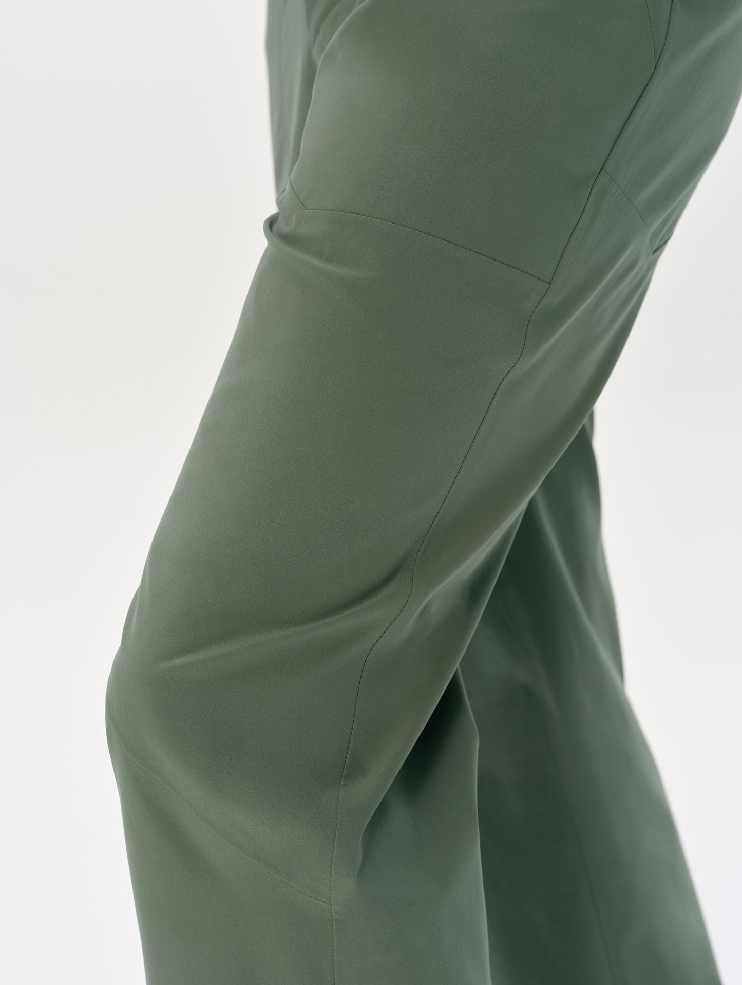 Closeup detailed view of the knee on the Frontier Pant in Gunmetal from AETHER Apparel.