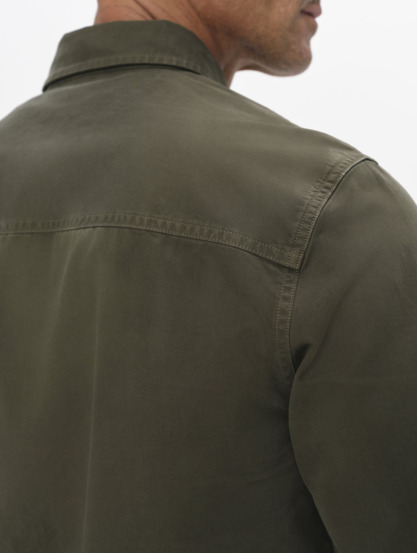 Closeup detailed view of the shoulders, collar, and back yoke on the Caden Work Shirt in Forest Green from AETHER Apparel.
