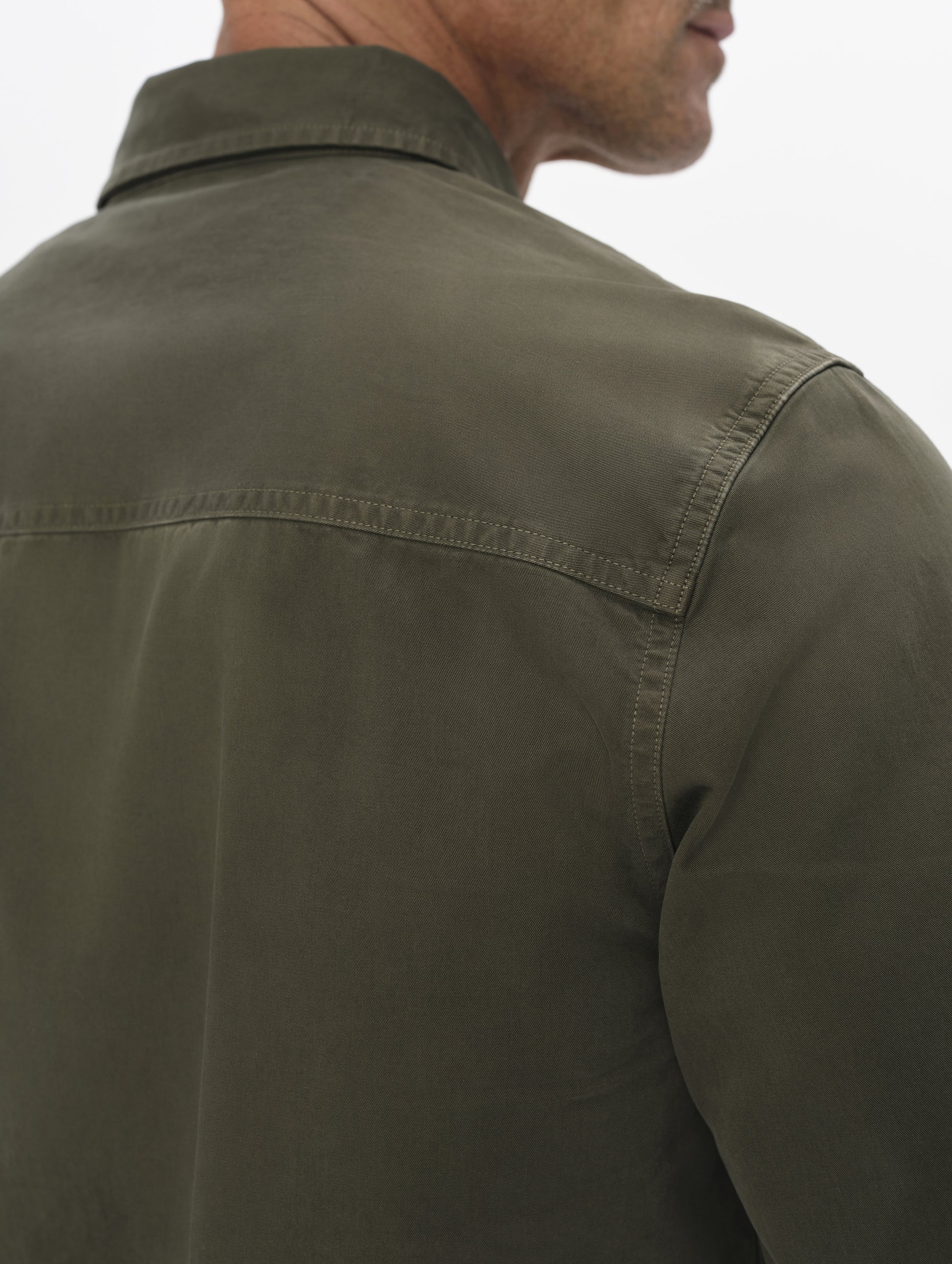 Closeup detailed view of the shoulders, collar, and back yoke on the Caden Work Shirt in Forest Green from AETHER Apparel.