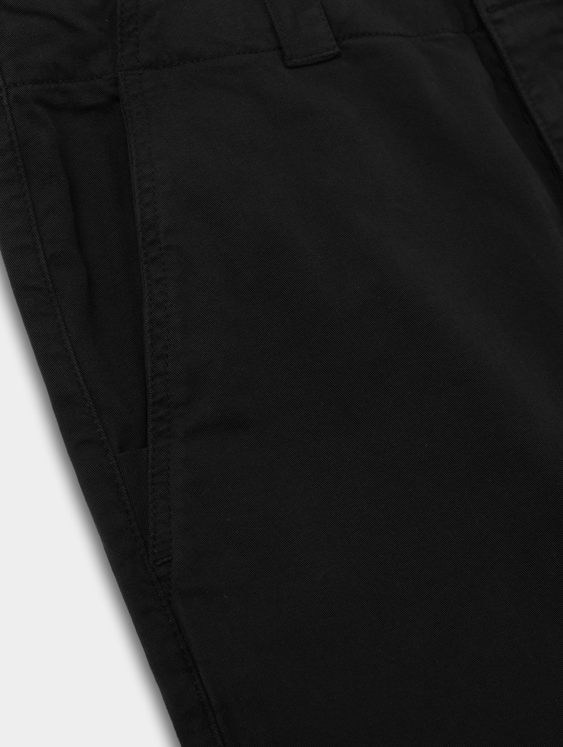 Closeup detailed view of the right hand pocket on the Gabriel Articulated Chino in Onyx Black from AETHER Apparel.