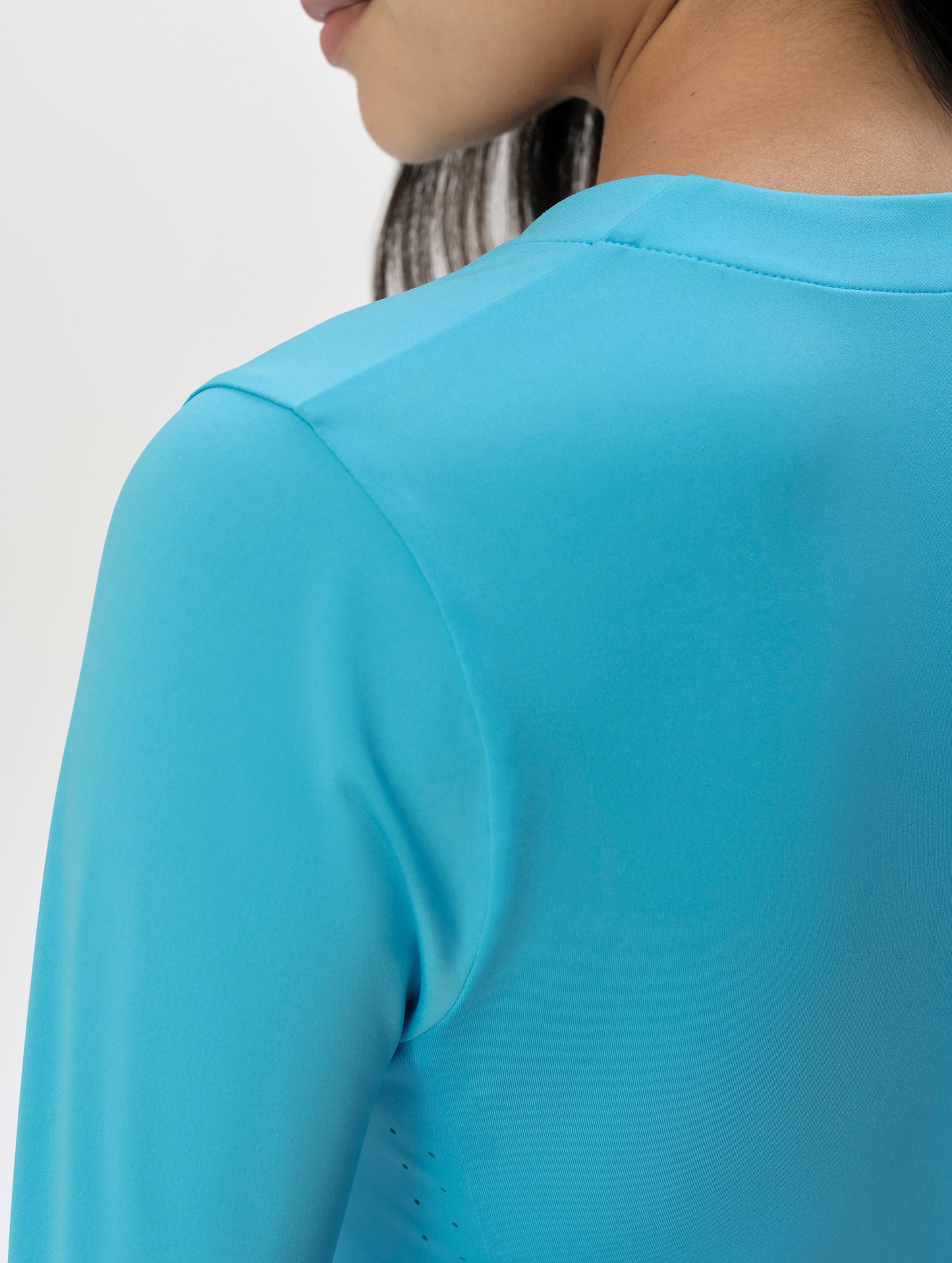 Closeup detailed view of the shoulder on the Kora Sunproof Shirt in Sky Blue from AETHER Apparel.