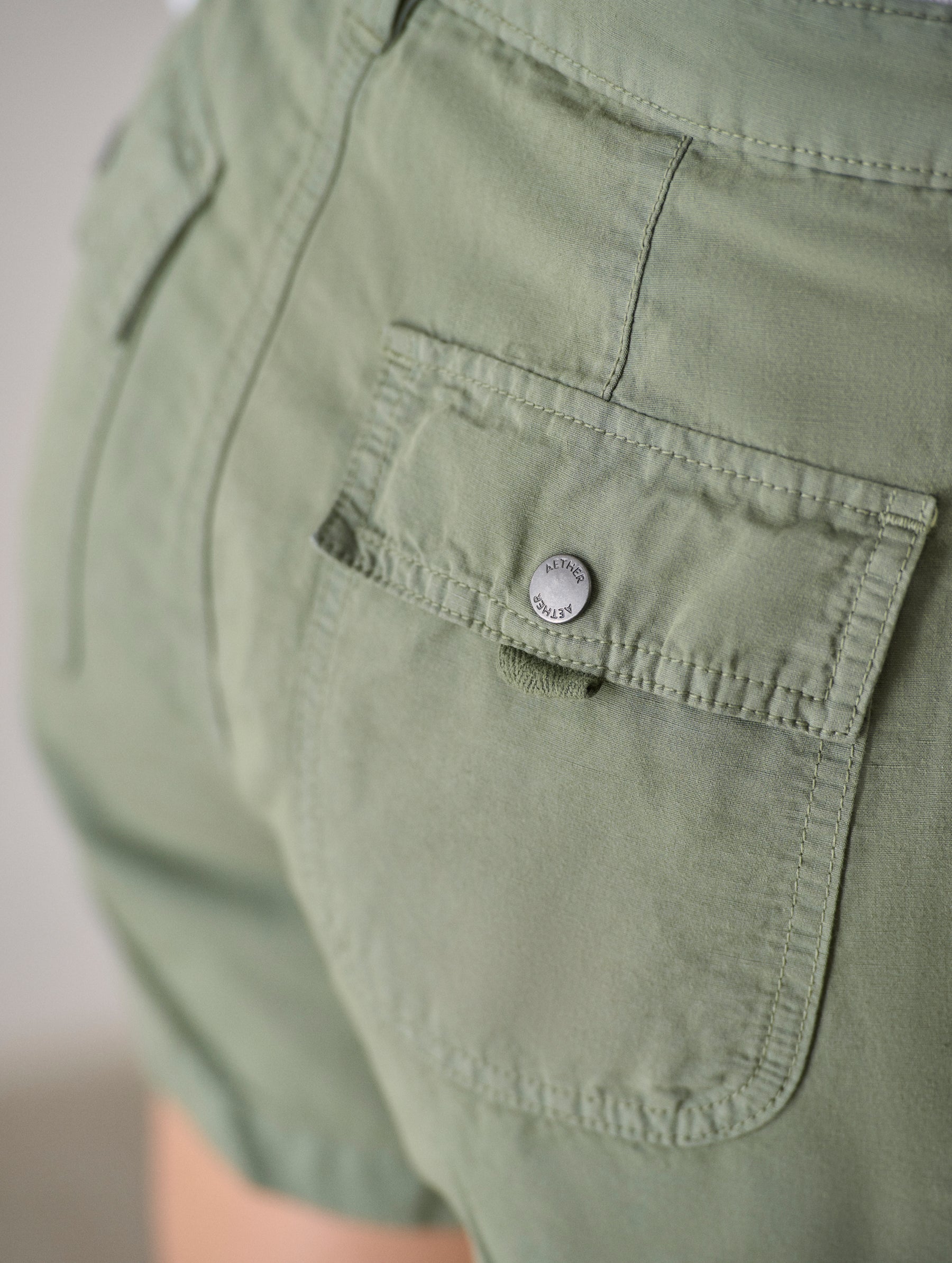 Closeup detail view of the snap-secured back patch pockets on the Masai Safari Short in Fern Green from AETHER Apparel.